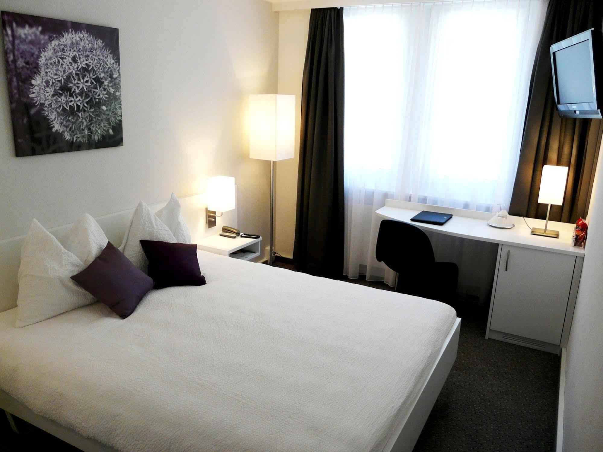 Hotel Fontana Garni Twann Zimmer foto